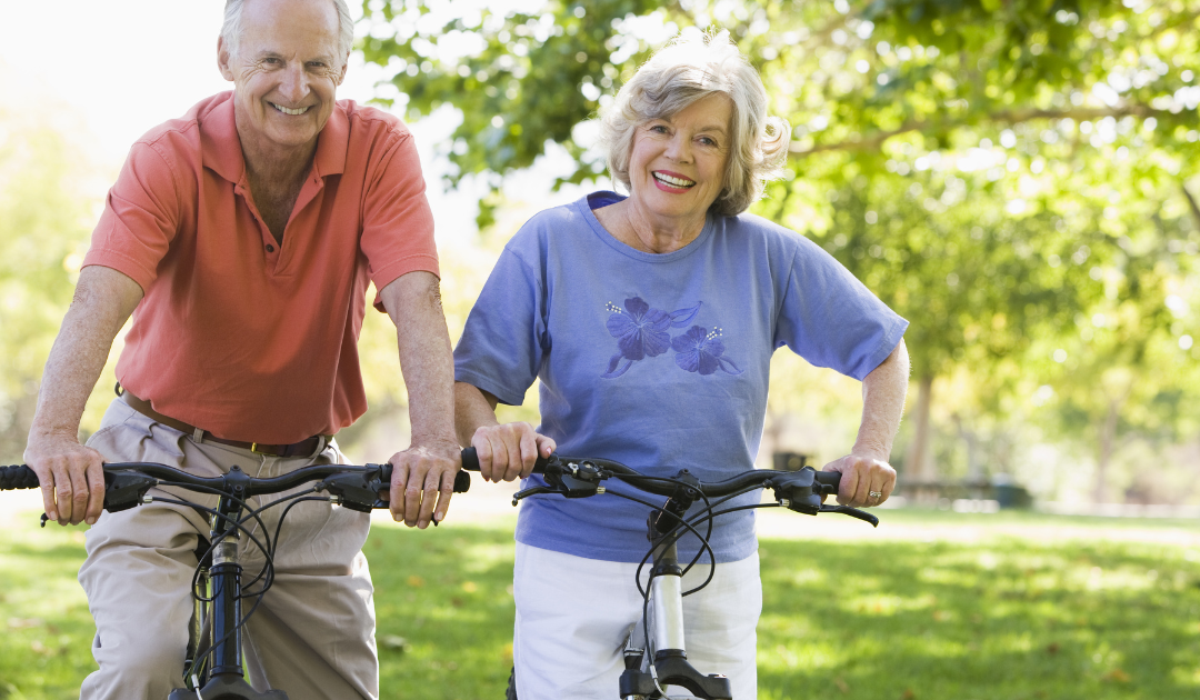 couple de seniors heureux qui font du vélo