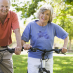 couple de seniors heureux qui font du vélo