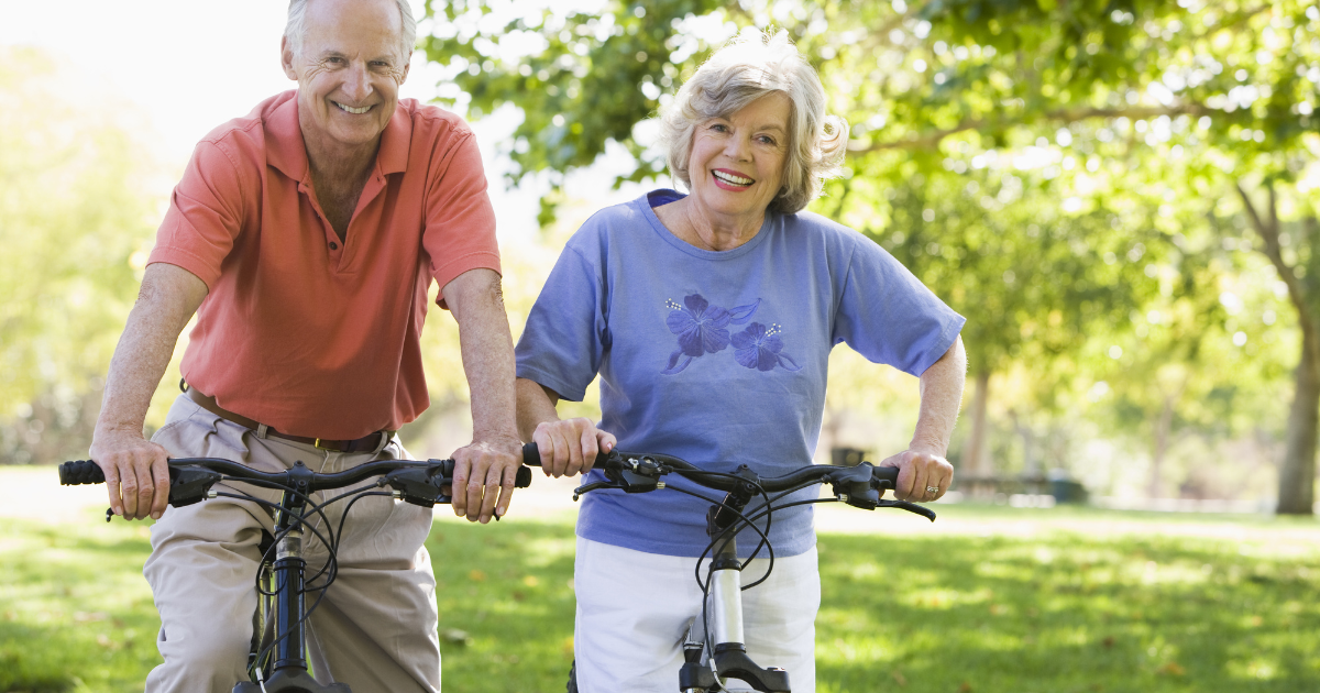 couple de seniors heureux qui font du vélo