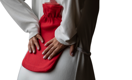 appliquer une bouillotte chaude sur le dos pour soulager un lumbago